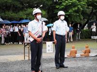 　東山消防署の一日消防署長に就任し、消防訓練に参加した笑い飯・哲夫（左）＝京都・建仁寺