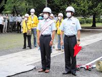 　東山消防署の一日消防署長に就任し、消防訓練に参加した笑い飯・哲夫（左）＝京都・建仁寺