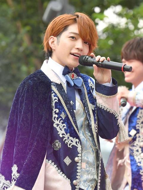 なにわ男子 2メートル60センチ大型モニュメント渋谷に登場、ピンク