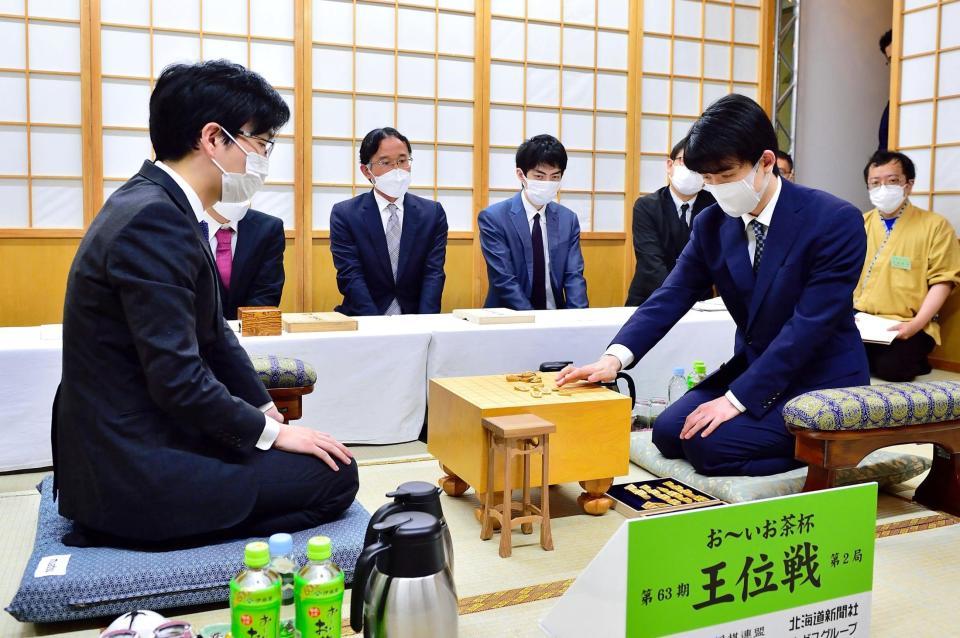 　前日検分を行う藤井聡太王位（右）と豊島将之九段＝日本将棋連盟提供