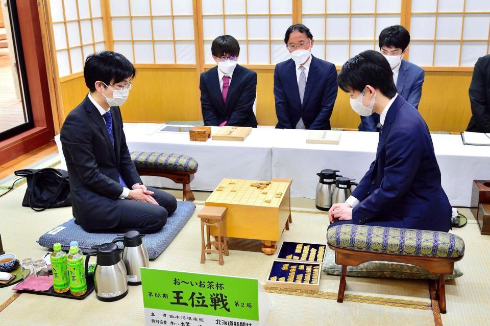 　前日検分を行う藤井聡太王位（右）と豊島将之九段＝日本将棋連盟提供