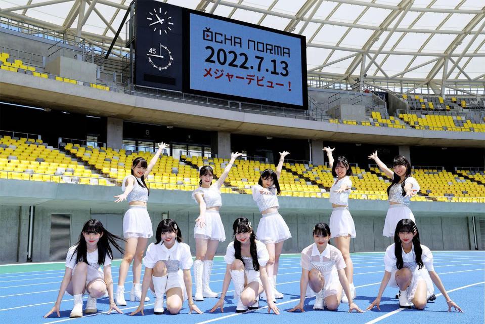 　デビュー曲にちなんだポーズを決めるＯＣＨＡ　ＮＯＲＭＡ。（前列左から）西崎美空、窪田七海、米村姫良々、筒井澪心、北原もも、（後列同）斉藤円香、広本瑠璃、田代すみれ、石栗奏美、中山夏月姫