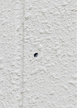 　　安倍元首相が銃撃された現場近くの立体駐車場の壁面で見つかった弾痕のような穴＝日午前、奈良市