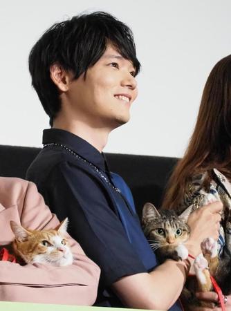 　主演映画「劇場版　ねこ物件」の完成披露上映会に、共演した猫を抱いて登場した古川雄輝＝東京・新宿、新宿ピカデリー