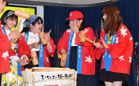 　鏡開きをした（左から）ぼる塾のきりやはるか、あんり、田辺智加。大笑いの枡田絵理奈＝東京・銀座のひろしまブランドショップＴＡＵ（撮影・佐々木彰尚）