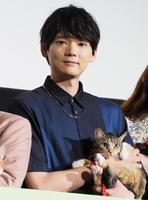 　主演映画「劇場版　ねこ物件」の完成披露上映会に、共演した猫を抱いて登場した古川雄輝＝東京・新宿、新宿ピカデリー