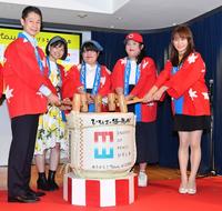 　「ひろしまブランドショップ　ＴＡＵ」の１０周年記念イベントで鏡開きをする（左から）湯崎英彦広島県知事、ぼる塾のきりやはるか、あんり、田辺智加。枡田絵理奈＝東京・銀座のひろしまブランドショップＴＡＵ（撮影・佐々木彰尚）