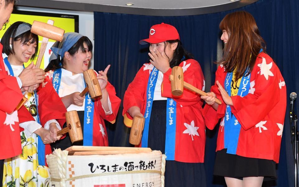 　鏡開きをした（左から）ぼる塾のきりやはるか、あんり、田辺智加。大笑いの枡田絵理奈＝東京・銀座のひろしまブランドショップＴＡＵ（撮影・佐々木彰尚）