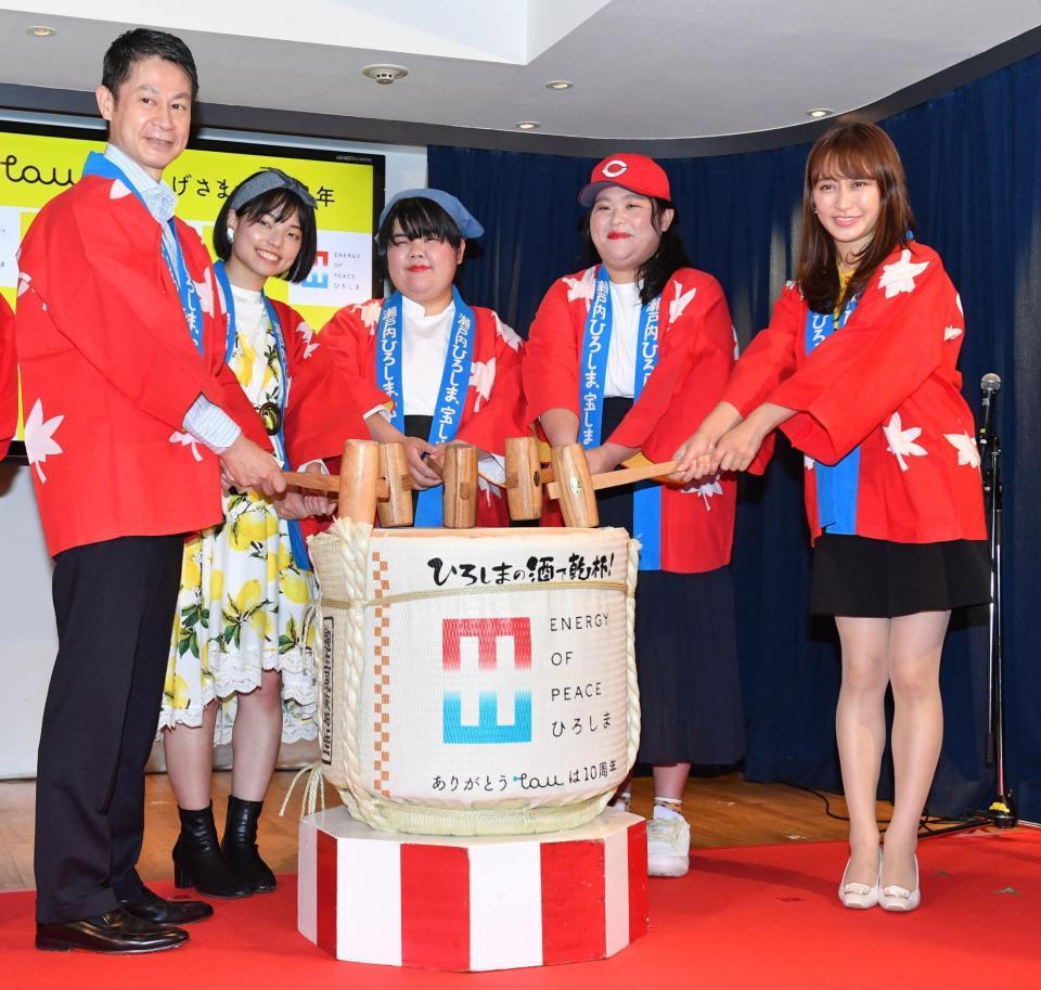 　「ひろしまブランドショップ　ＴＡＵ」の１０周年記念イベントで鏡開きをする（左から）湯崎英彦広島県知事、ぼる塾のきりやはるか、あんり、田辺智加。枡田絵理奈＝東京・銀座のひろしまブランドショップＴＡＵ（撮影・佐々木彰尚）