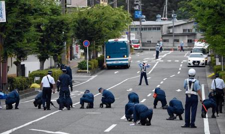　安倍元首相が銃撃された現場付近を調べる奈良県警の捜査員ら＝奈良市
