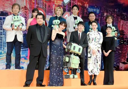 　ジャパンプレミアイベントに登場した（前列左から）小手伸也、満島ひかり、二宮和也、市川実日子、奈緒（後列左から）武田鉄矢、景井ひな、京本大我、かまいたちの濱家隆一と山内健司、三木孝浩監督（撮影・堀内翔）