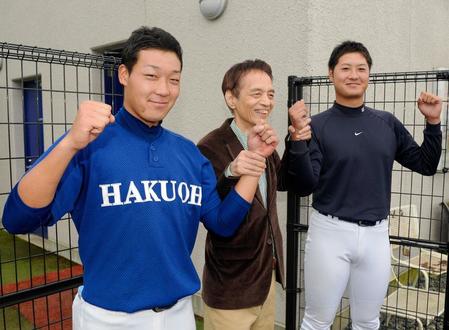 試合後に野球部部長の山本コウタロー氏（中央）とポーズをとる白鴎大・大山（左）と中塚（２０１６年１０月２２日）