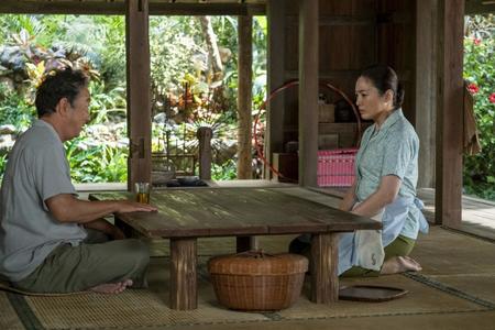 賢吉（石丸謙二郎）が優子（仲間由紀恵）のもとを訪れる