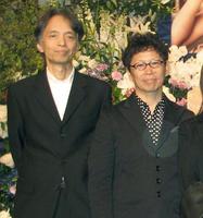 　神部和夫さんを送る会に出席した山本コウタローさん（左）と南こうせつ＝２００７年５月