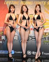 井岡一翔対ドニー・ニエテス戦でラウンドガールを務めた（左から）ぽぽちゃん、波田妃奈、倭早希＝１３日