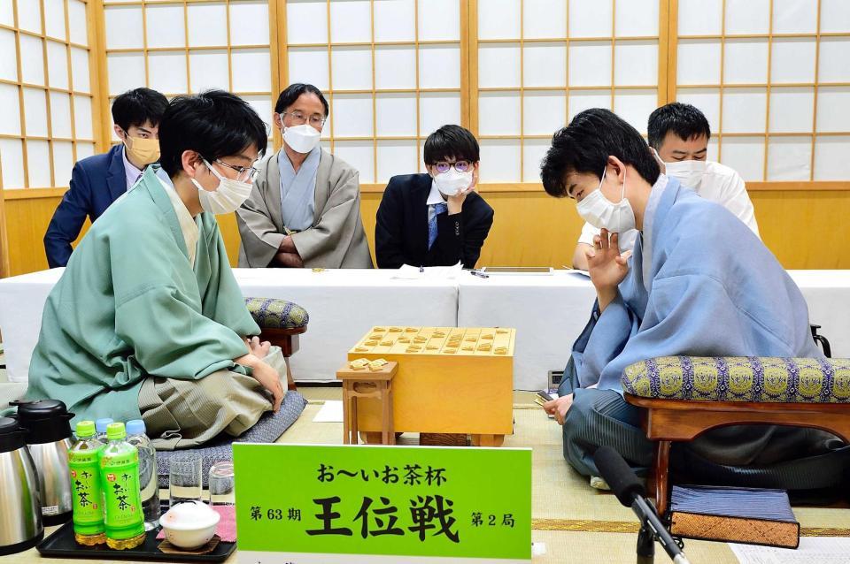 　豊島将之九段（左）に勝利した藤井聡太王位（日本将棋連盟提供）