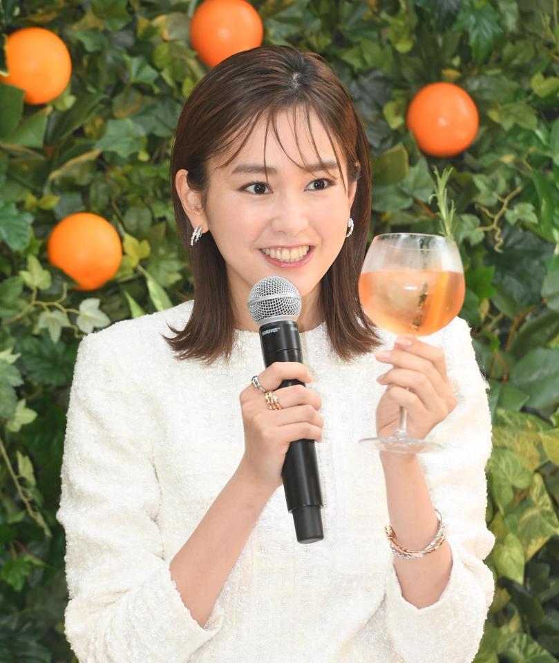 　ガーデン　スプリッツを試飲し笑顔の桐谷美玲＝東京ミッドタウン（撮影・金田祐二）