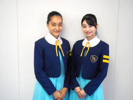 　夏公演「Ｔｒａｖｅｌｉｎｇ　Ｓｕｍｍｅｒ」の取材会に出席した少女歌劇団ミモザーヌ・すずきみあいムェンドワ（左）といまもりまなか＝大阪市内