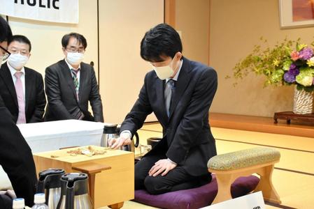 　前日検分を行う藤井聡太棋聖（日本将棋連盟提供）