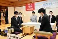 　前日検分を行う藤井聡太棋聖（右）と永瀬拓矢王座（日本将棋連盟提供）