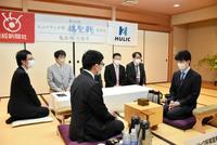 　前日検分を行う藤井聡太棋聖（右）と永瀬拓矢王座（日本将棋連盟提供）