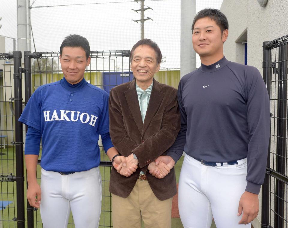 　ドラフト指名された大山悠輔（左）と中塚駿太さん（元西武）をたたえる白鴎大野球部部長時代の山本コウタローさん＝２０１６年１０月