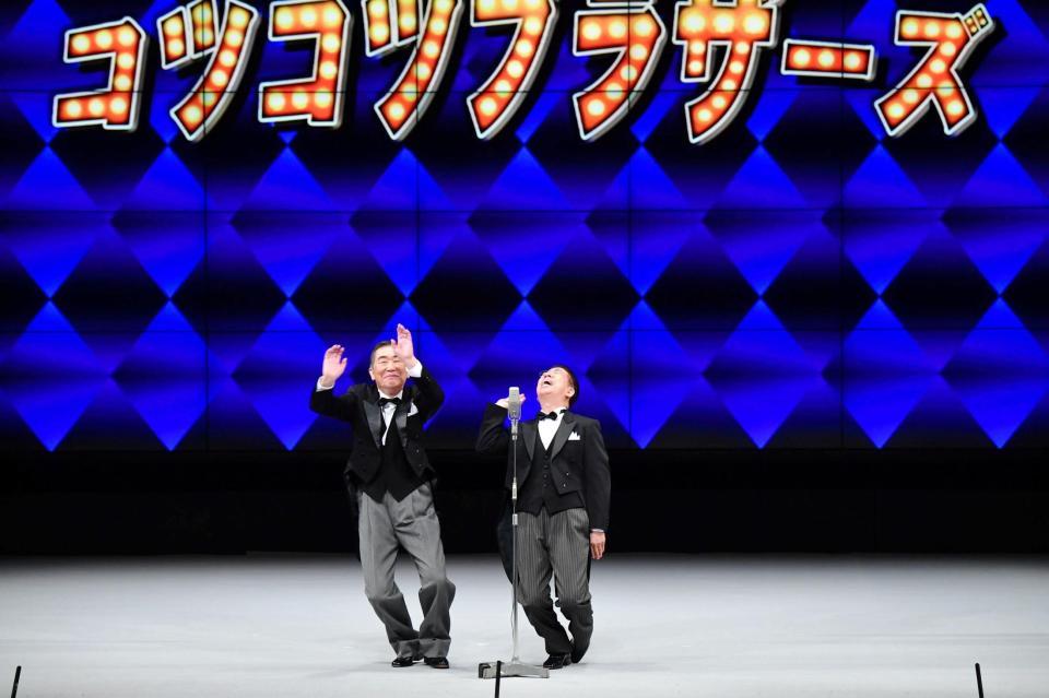 　漫才を披露した桂文枝（左）と西川きよし