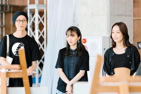 　「ブルーピリオド展」を訪問した（右から）宇垣美里、百田夏菜子