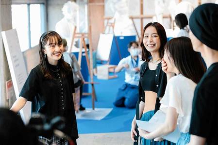 　「ブルーピリオド展」を訪問した（左から）百田夏菜子、宇垣美里、内田敦子