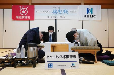 　対局に勝った藤井聡太棋聖（右）。左は永瀬拓矢王座（代表撮影）