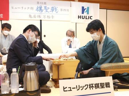 　感想戦で対局を振り返る藤井棋聖（右）と永瀬王座（代表撮影）