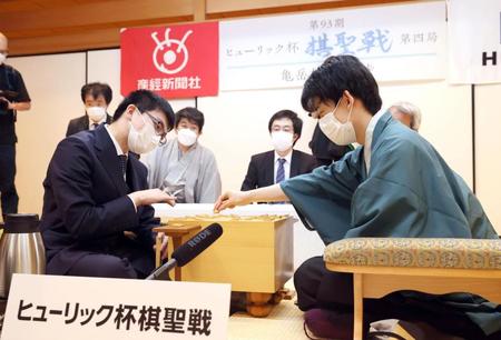 　感想戦で対局を振り返る藤井棋聖（右）と永瀬王座（代表撮影）