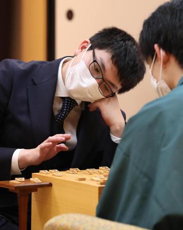 　感想戦で藤井聡太棋聖との対局を振り返る永瀬拓矢王座（代表撮影）