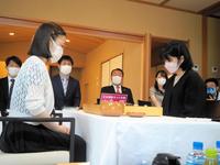 　第７回扇興杯女流最強戦決勝で対局する仲邑菫二段（右）と牛栄子四段