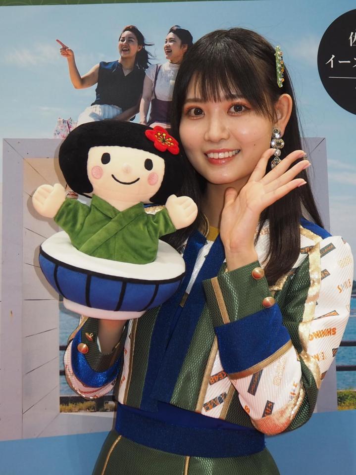 　愛知県瀬戸市のマスコットキャラクター・せとちゃんを手に、アイドルスマイルを決めるＳＫＥ48の伊藤実希＝東京・ＪＲ東京駅