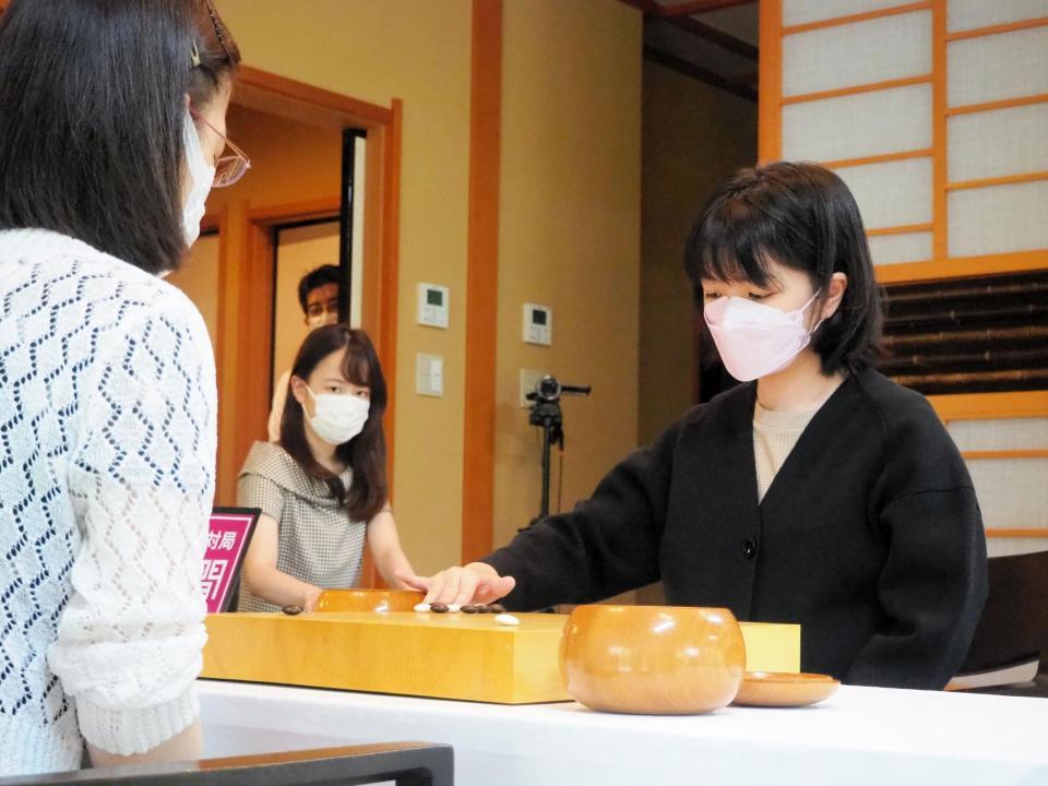 　第７回扇興杯女流最強戦決勝で対局する仲邑菫二段（右）と牛栄子四段