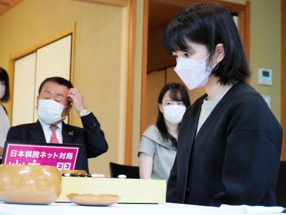 　第７回扇興杯女流最強戦決勝で対局する仲邑菫二段