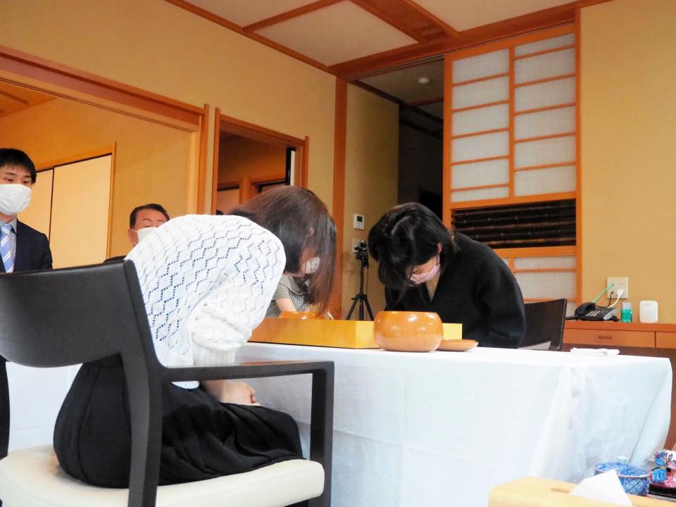 　仲邑菫二段（右）と牛栄子四段による第７回扇興杯女流最強戦決勝が始まる