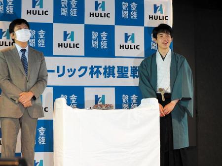 杉本昌隆八段（左）からケーキをプレゼントされた藤井聡太棋聖