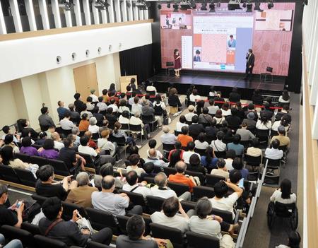 　たくさんのファンが集まった大盤解説場