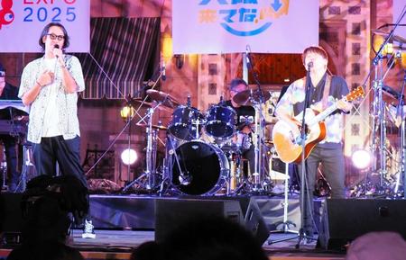 　熱唱するコブクロの黒田俊介（左）と小渕健太郎