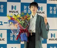 　３連覇を果たし、指を３本立てて笑顔を見せる藤井聡太棋聖