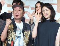 　製作発表に出席した古田新太（左）と天海祐希