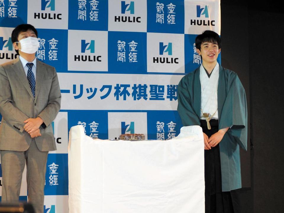 杉本昌隆八段（左）からケーキをプレゼントされた藤井聡太棋聖