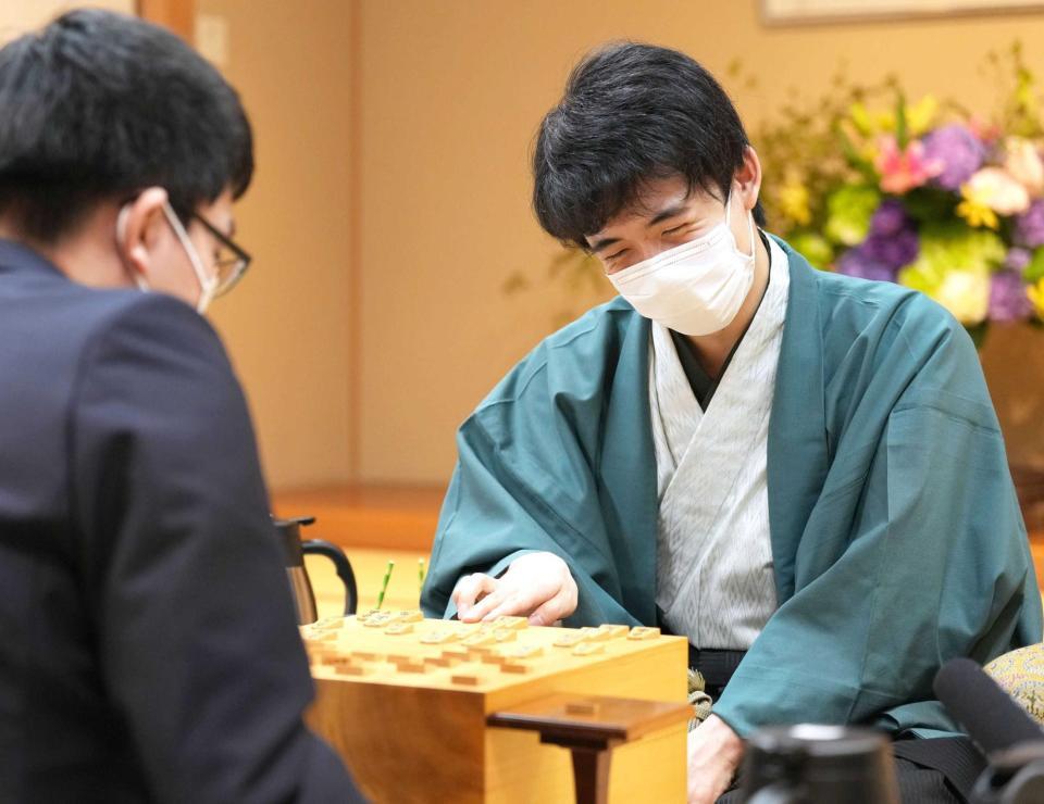 　　棋聖位防衛を決め、感想戦で笑顔を見せる藤井聡太棋聖（代表撮影）