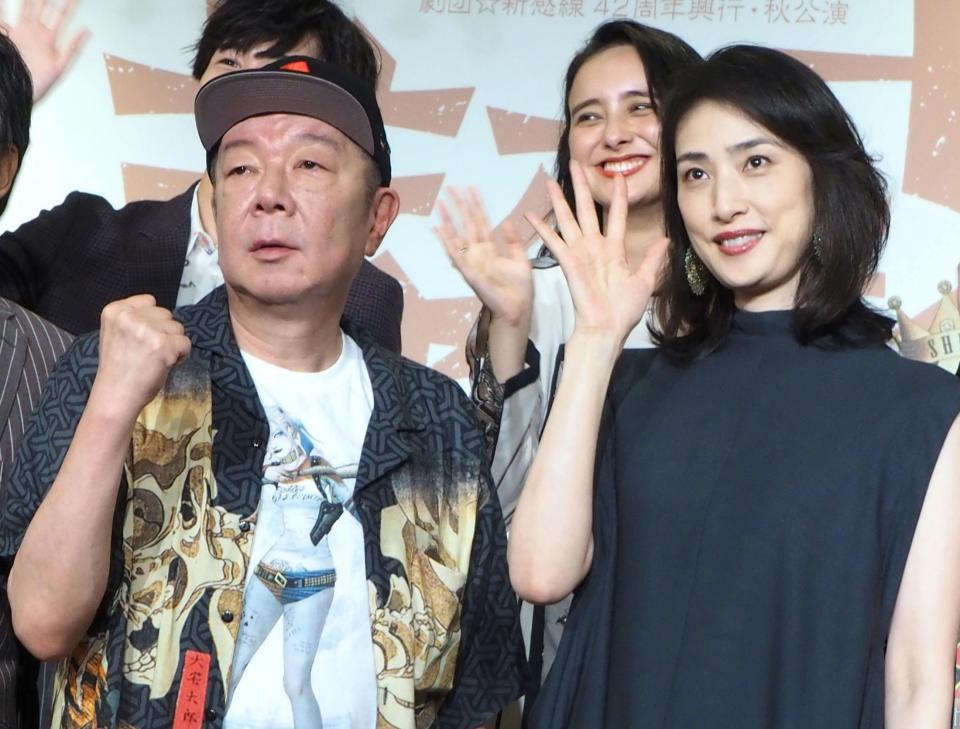 　製作発表に出席した古田新太（左）と天海祐希