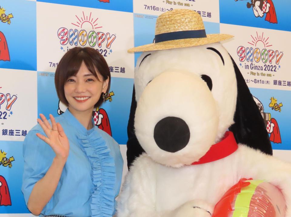 　「スヌーピー　ｉｎ　銀座　２０２２」のプレスイベントに出席した（左）倉科カナとスヌーピー＝都内