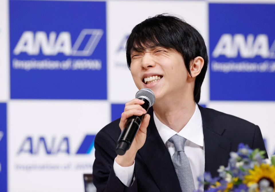 　記者会見で笑顔を見せる羽生結弦