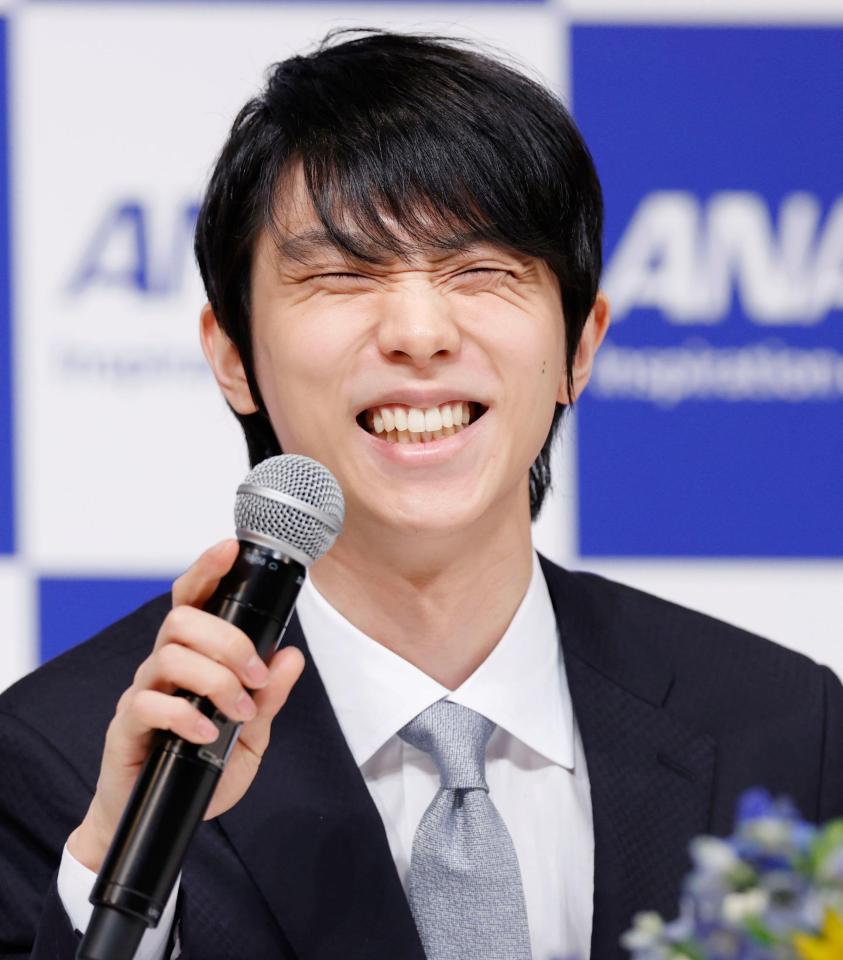 　記者会見で笑顔を見せる羽生結弦