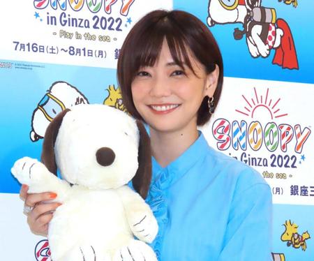 　スヌーピーのぬいぐるみを手に笑顔の倉科カナ